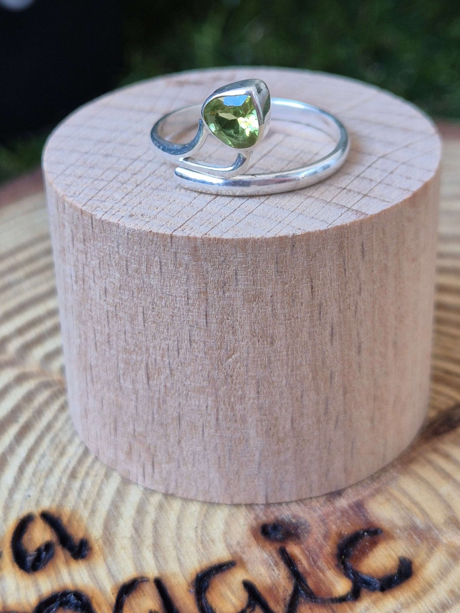 Anillo Olivino Ajustable Plata - Activación Cuántica para Cambiar el Rumbo Energético anillosplataTienda esotérica Málaga - La Tienda de Tata Magic: tienda Esotérica en Málaga